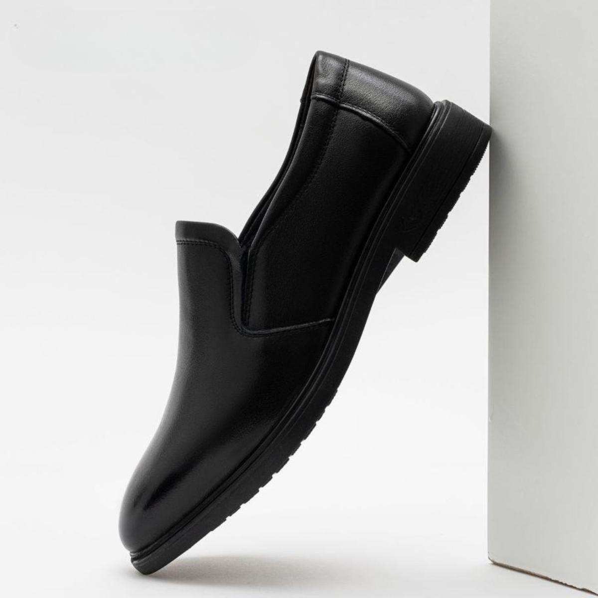 Vue du dessus des chaussures en cuir noir pour homme – design sobre et raffiné.