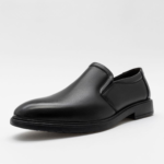 Homme portant des chaussures en cuir noir – style professionnel élégant.