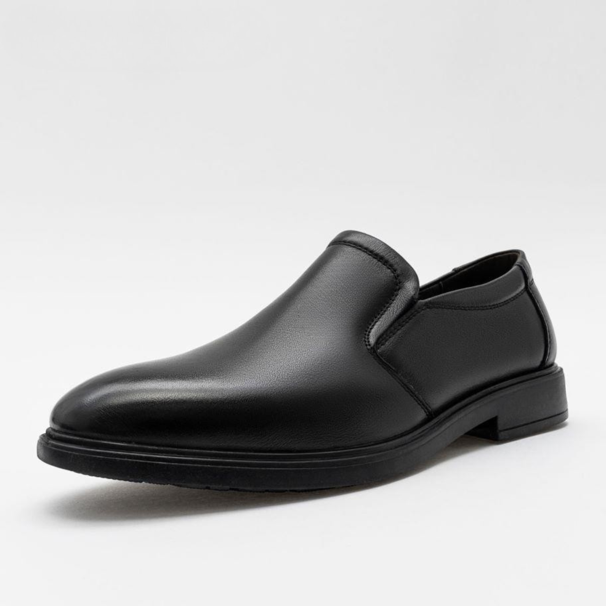 Homme portant des chaussures en cuir noir – style professionnel élégant.