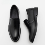 Présentation complète des chaussures cuir noir homme Royal Outwear sur fond neutre.