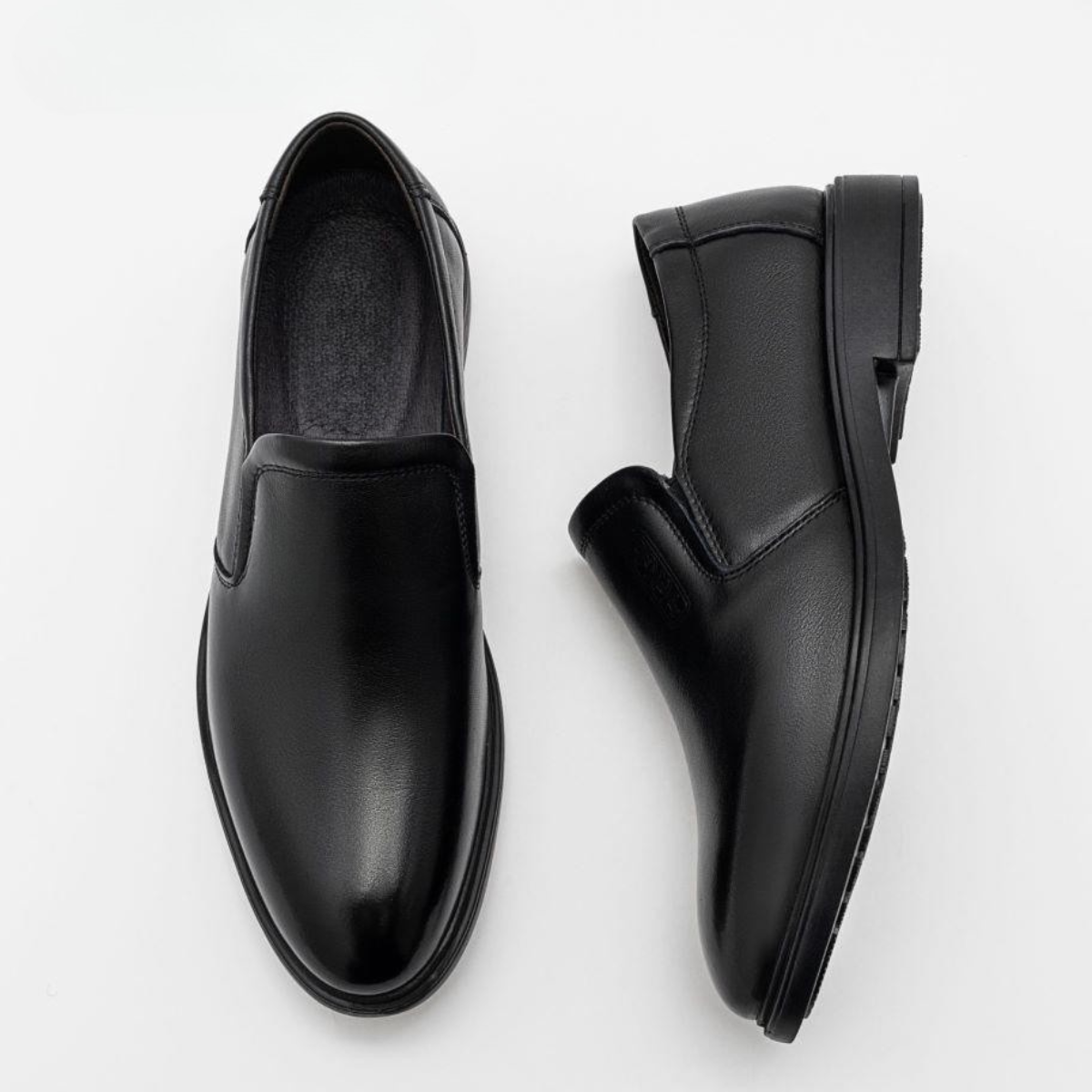 Présentation complète des chaussures cuir noir homme Royal Outwear sur fond neutre.