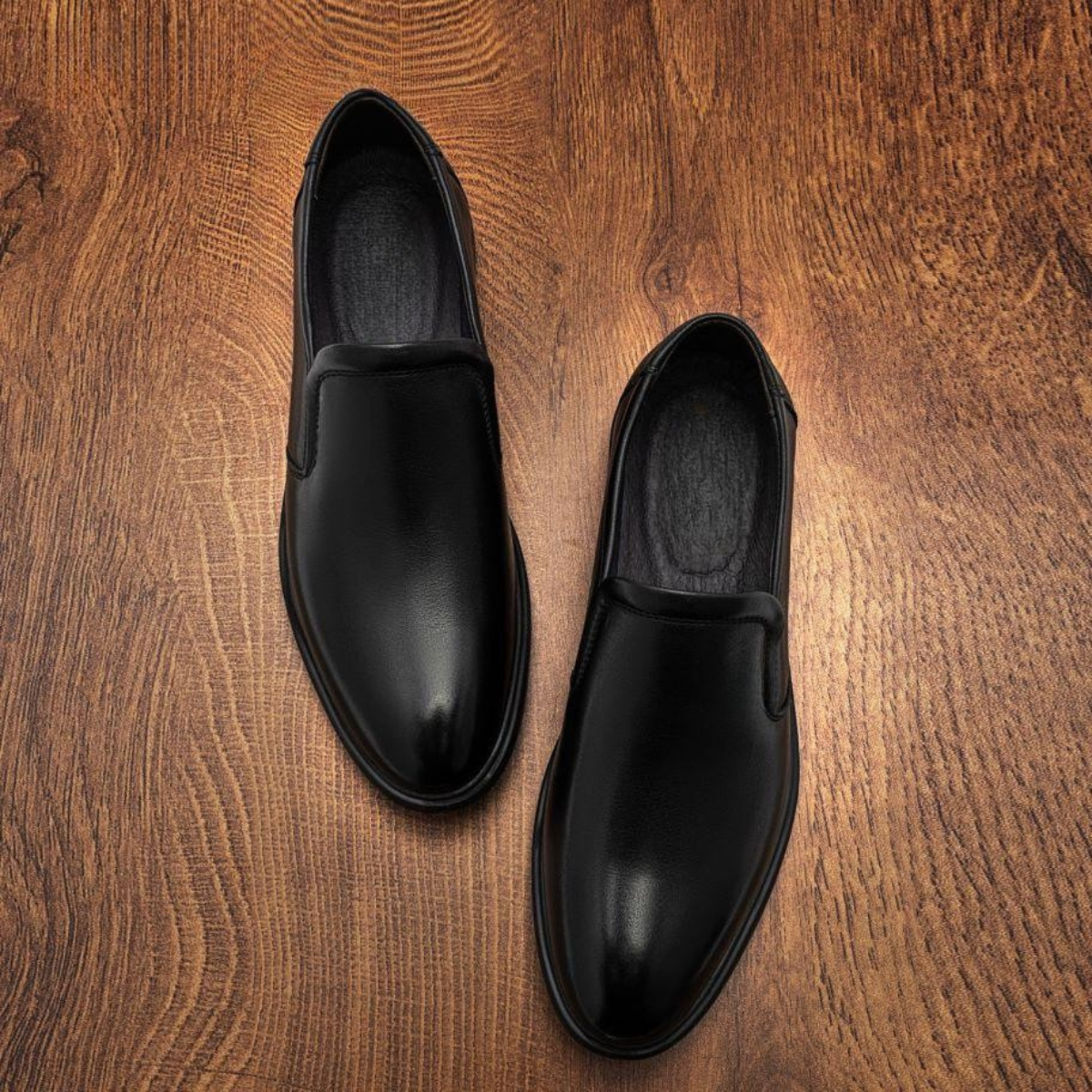 Chaussures en cuir noir pour homme – vue de profil élégante et moderne.