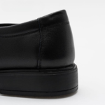 Chaussures cuir noir homme Royal Outwear portées avec costume business.