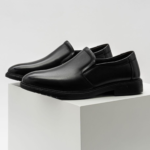 Zoom sur la texture du cuir noir véritable Royal Outwear.