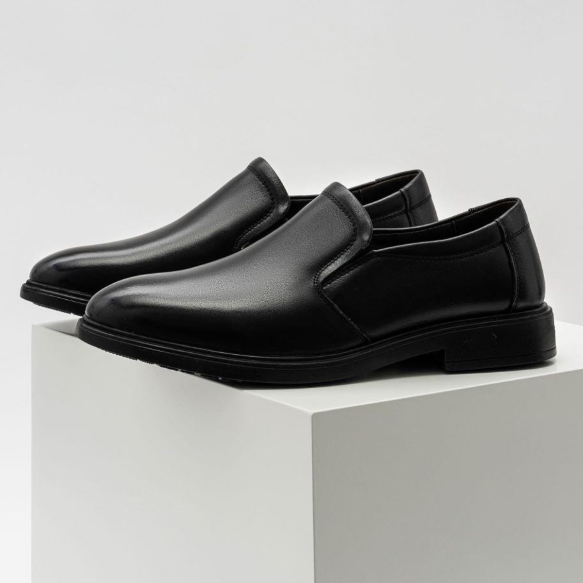 Zoom sur la texture du cuir noir véritable Royal Outwear.