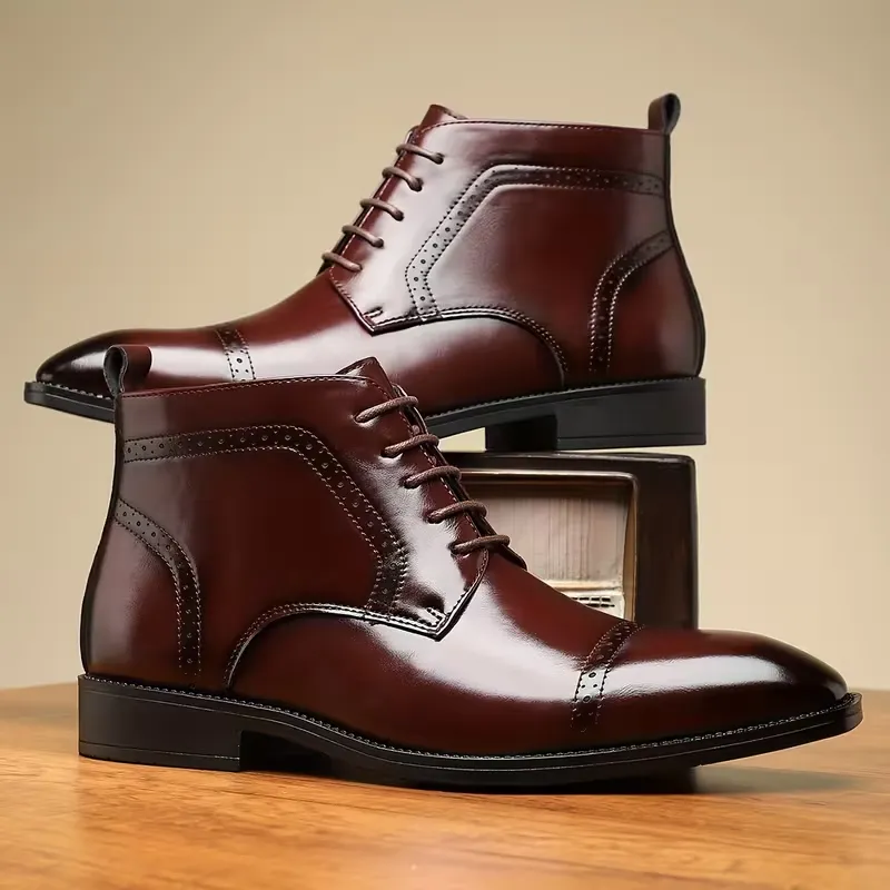 bottes-cap-toe-brogue-cuir-marron-homme Bottes montantes cap toe brogue en cuir marron pour homme – vue de profil