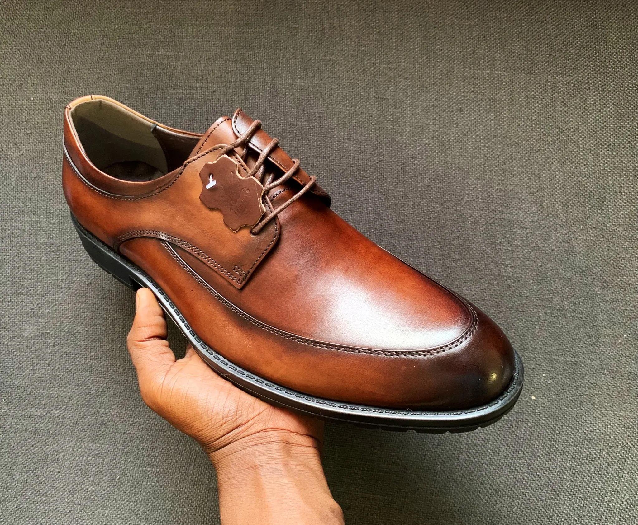 Paire de chaussures marron en cuir véritable – vue d’ensemble