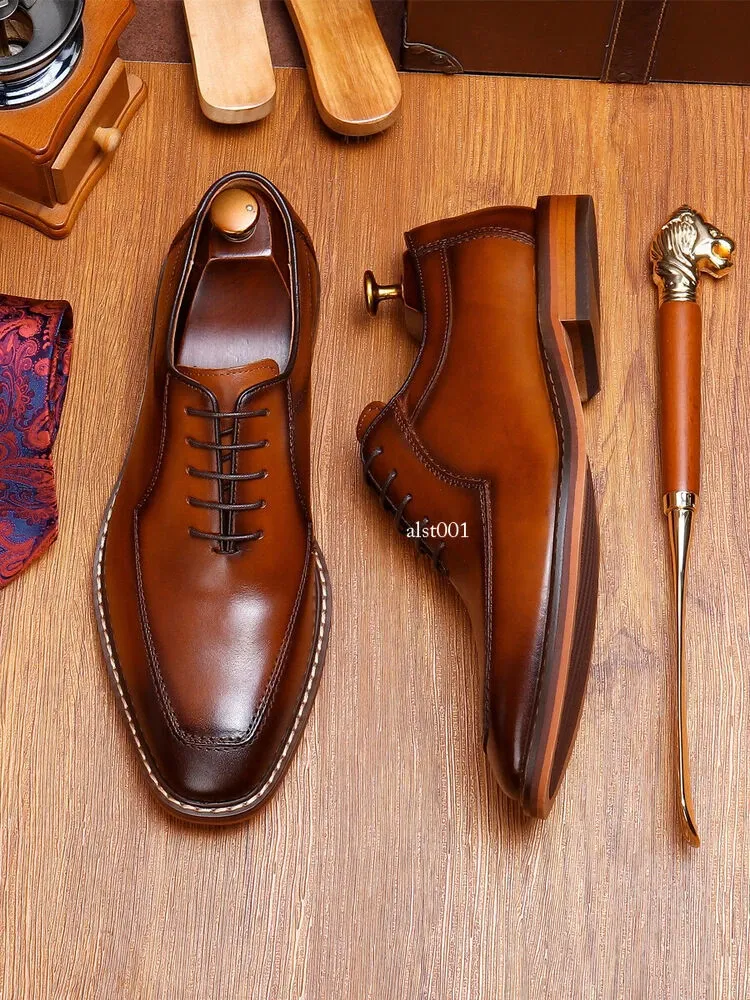 chaussures-cuir-marron-semelle. Paire de chaussures marron en cuir véritable – vue d’ensemble